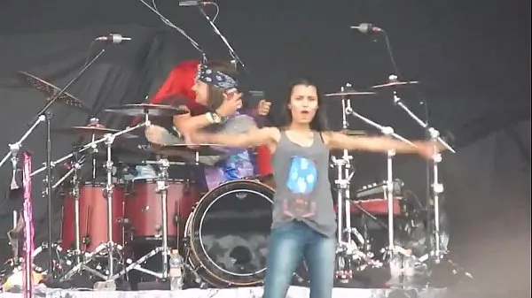 بہترین Girl mostrando peitões no Monster of Rock 2015 توانائی کی ویڈیوز