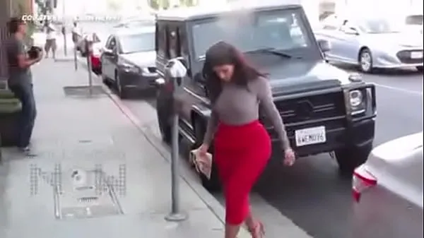 Meilleures vidéos sur l’énergie Vidéo) Kim Kardashian B tt trop grande pour sa jupe étroite ne peut pas sortir de sa c