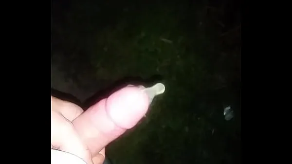 Melhores vídeos de energia Filling a condom with piss