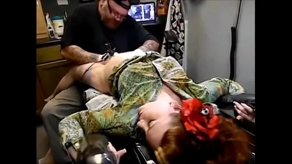 Τα καλύτερα βίντεο SCREAMING while tattooing ενέργειας