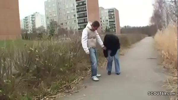 Лучшие видео Молодой парень соблазняет бездомную милфу м. трахаться с ним энергии