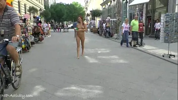 Meilleures vidéos sur l’énergie Crazy Naked Tereza montre son corps chaud sur les rues publiques