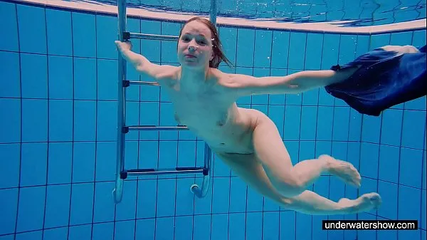 Die besten Mädchen Avenna schwimmt im Pool Energievideos