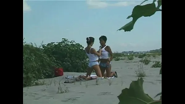 Melhores vídeos de energia Lesbians on the sand