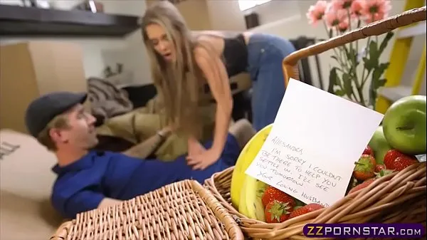 A legjobb Sexy blonde gets fucked while moving in a new apartment energia videók