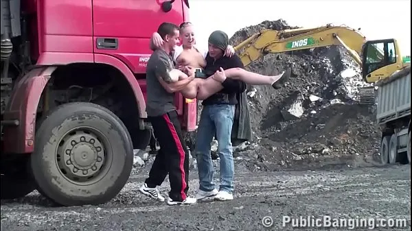 최고의 Cute blonde fucked by 2 guys at a public construction site threesome 에너지 동영상