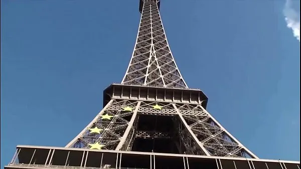 Los mejores Sexo extremo junto a la Torre Eiffel en París Francia con una chica guapa y 2 chicos vídeos de energía