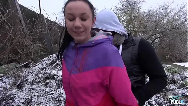 Los mejores Chica congelada follada en la nieve por un extraño travieso vídeos de energía