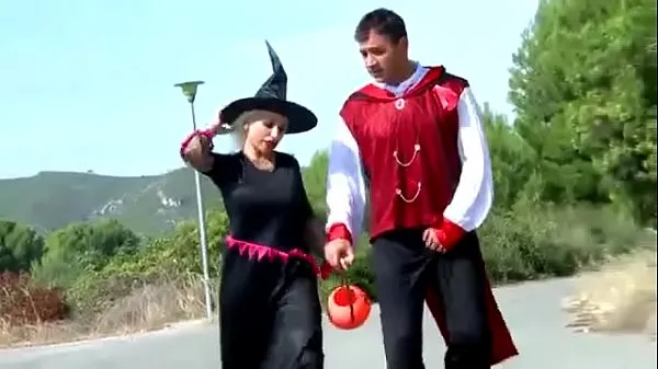 Najlepsze filmy Gina Snake Goes Trick Or Treating & Gets A Finger In Her Asshole energii