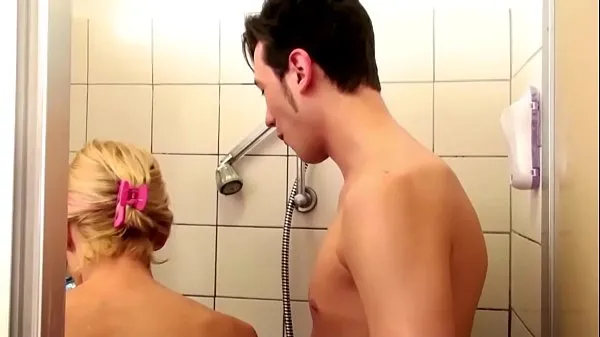 Meilleures vidéos sur l’énergie Belle-mère allemande aide dans la douche et séduit pour la baise