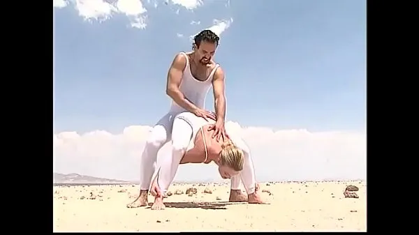 Los mejores Rubia en pantalones de yoga follada en la playa vídeos de energía