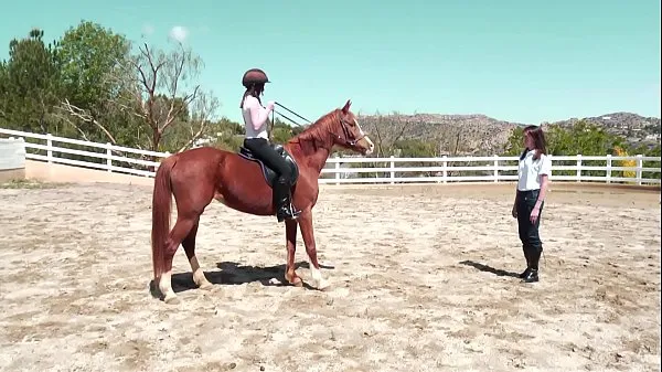 Melhores vídeos de energia O casal de lésbicas sexy Jay Taylor e Sinn Sage tocam os corpos um do outro em um cavalo de madeira