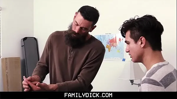 Melhores vídeos de energia FamilyDick - StepDaddy ensina enteado virgem a chupar e foder