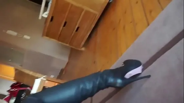 Meilleures vidéos sur l’énergie julie skyhigh pose son catsuit en cuir et ses cuissardes