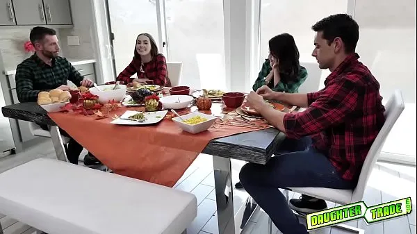 Los mejores Chupando esa polla grande y jugosa de padrastro hasta el fondo de la garganta sucia de Jasmine Grays vídeos de energía