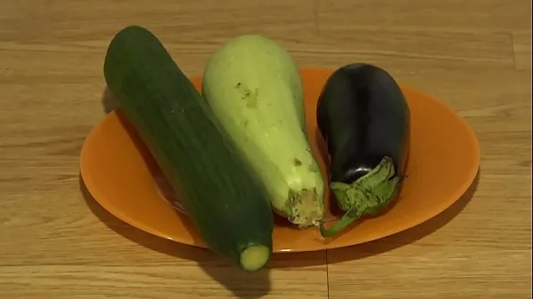 Los mejores Masturbación anal orgánica con verduras anchas, inserciones extremas en un culo jugoso y un agujero enorme vídeos de energía