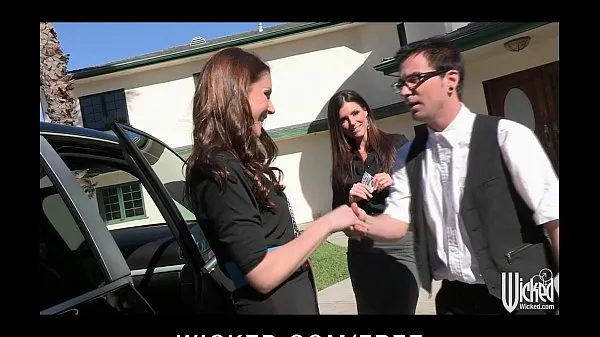 أفضل مقاطع فيديو الطاقة Pair of sisters bribe their car salesman into a threesome