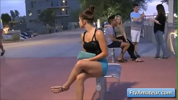 Meilleures vidéos sur l’énergie Plantureuse jeune fille sexy Fiona se promenant nue près d'une boîte de nuit