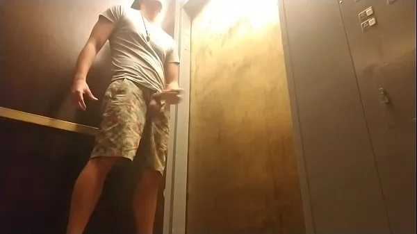 Najboljši videoposnetki Jerking Off in Public Elevator energije