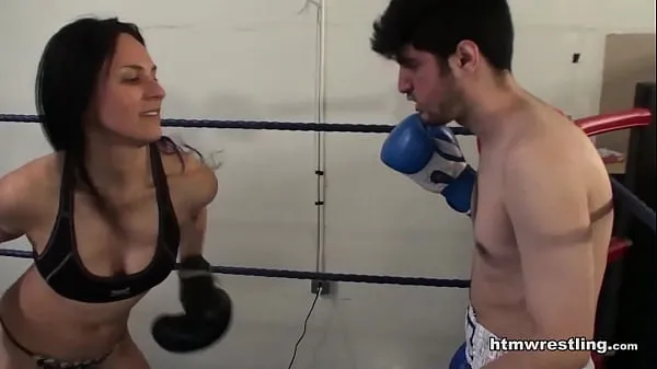 Melhores vídeos de energia A cadela tatuada bate no homem no boxe