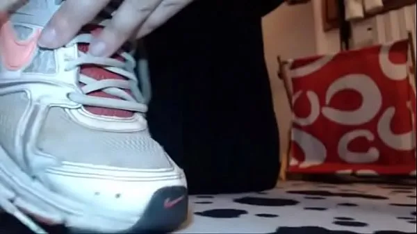 I migliori video sull'energia Piedi sporchi e sudati dopo una sessione in palestra con queste scarpe rotte e sporche