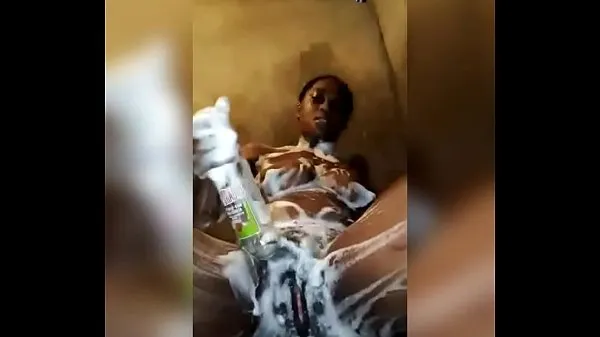 Parhaat Nigeria babe masturbate with big bottle while bathing energiavideot