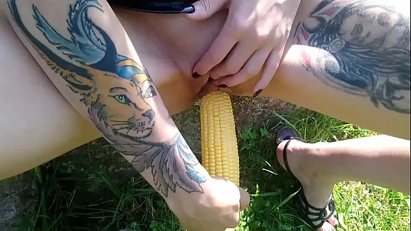 Video tenaga Lucy Ravenblood fucking pussy with corn in public terbaik