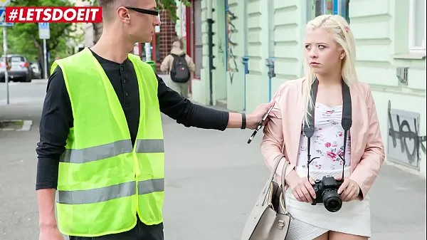 Meilleures vidéos sur l’énergie LETSDOEIT - Anna Rey, une touriste blonde, finit par baiser avec un étranger en chaleur