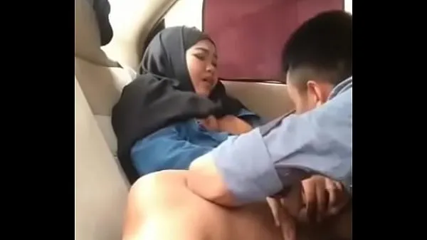 最佳Hijab girl in car with boyfriend能源视频