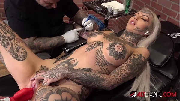 Video tenaga Amber Luke masturbates while getting tattooed terbaik