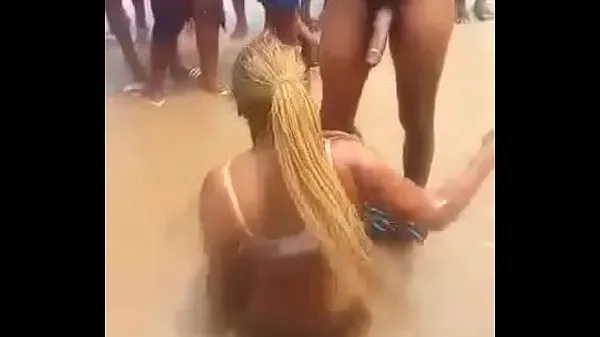 最佳Liberian cracked head give blowjob at the beach能源视频
