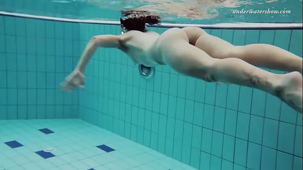 最佳Submerged in the pool naked Nina能源视频