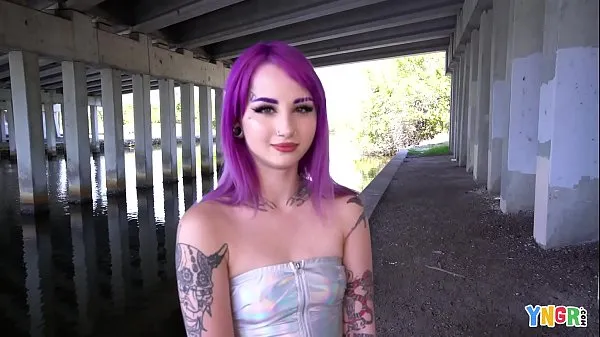 Die besten YNGR - Hot Inked Purple Hair Punk Teen wird geschlagen Energievideos