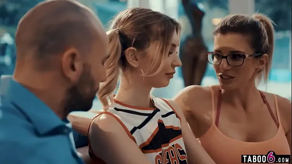 أفضل مقاطع فيديو الطاقة Coach wife brings in tiny teen cheerleader for husband