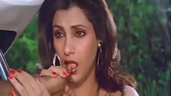 I migliori video sull'energia La sexy attrice indiana Dimple Kapadia succhia il pollice come un cazzo