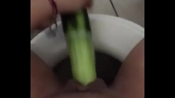 Beste My wife shoving a cucumber energievideo's