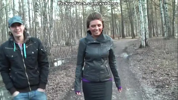 Meilleures vidéos sur l’énergie Une brune se fait baiser dans les bois