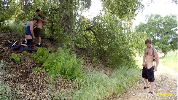 Meilleures vidéos sur l’énergie Dacotah Red pris en train de souffler Johnny Hill dans un parc public