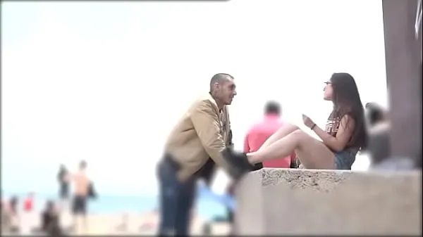 I migliori video sull'energia Dimostra di poter scegliere qualsiasi ragazza sulla spiaggia di Barcellona