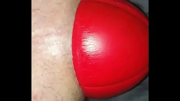 Melhores vídeos de energia Bola de futebol enorme com 12 cm de largura na minha bunda esticada, veja-a deslizar para fora de perto