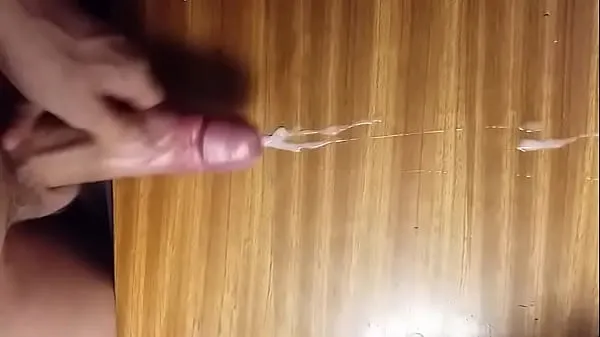 Meilleures vidéos sur l’énergie J'ai eu un sperme explosif sur la table