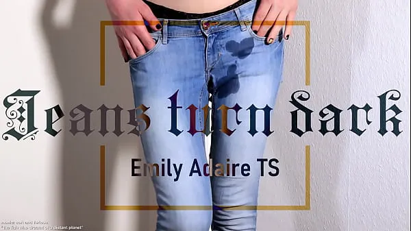 Meilleures vidéos sur l’énergie Bande-annonce: les jeans deviennent foncés - TS pisse dans son pantalon - mouillant les jeans - Emily Adaire trans allemande trempée et décontractée