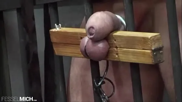 Meilleures vidéos sur l’énergie L'esclave est enfermé pour être extradé, puis la maîtresse allemande lui met un testicule au pilori et l'utilise au maximum jusqu'à ce que le petit cochon esclave hurle et gémisse vraiment