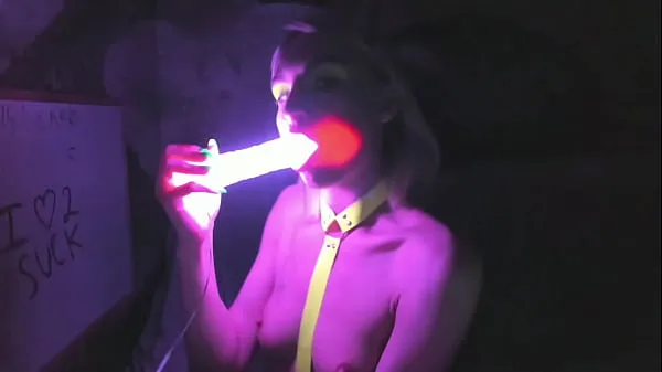 Video energi Sucking on a long bright RGB dildo by kelly copperfield terbaik