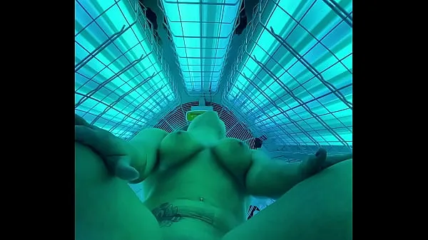 أفضل مقاطع فيديو الطاقة Tanning Floor POV Flashing MISS LUCI