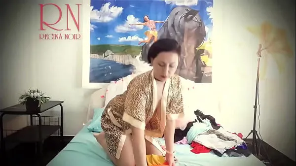 最佳夫人脱下她的白色内裤和跳舞的醉酒。 显示猫。 预告片 家庭主妇在床上摆出性感的内衣和衣服。 她试穿内裤，紧身胸衣，胸罩，袜子，长筒袜，紧身衣，闲荡。 复古怀旧风格 荡妇在性感的衣服摆姿势精美 母 显示抚摸她的阴户和手淫能源视频