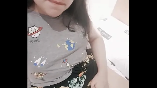 Video energi Cute petite girl records a video masturbating - Hana Lily terbaik
