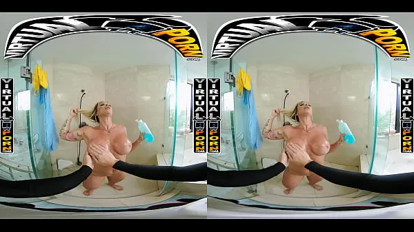 بہترین Busty Blonde MILF Robbin Banx Seduces Step Son In Shower توانائی کی ویڈیوز