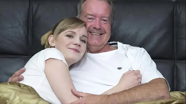 Beste Sexy blonde bends over to get fucked by grandpa big cock energievideo's