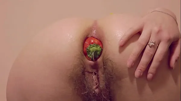 Melhores vídeos de energia Melhor Inserção Anal Vegetal Extrema! Morena estilo cachorrinho fode seu cuzinho peludo e mostra seu espólio escancarado. Fetiche caseiro na cozinha